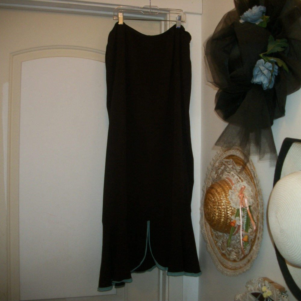 TRENDING CHOCOLATE CHOCOLATE BROWN CREPE MAXI W BLUE PIPE L